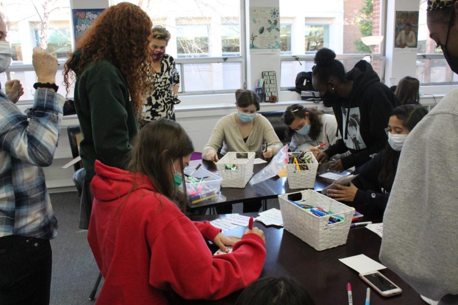 Students making cards for Holy Cross gives Thanks